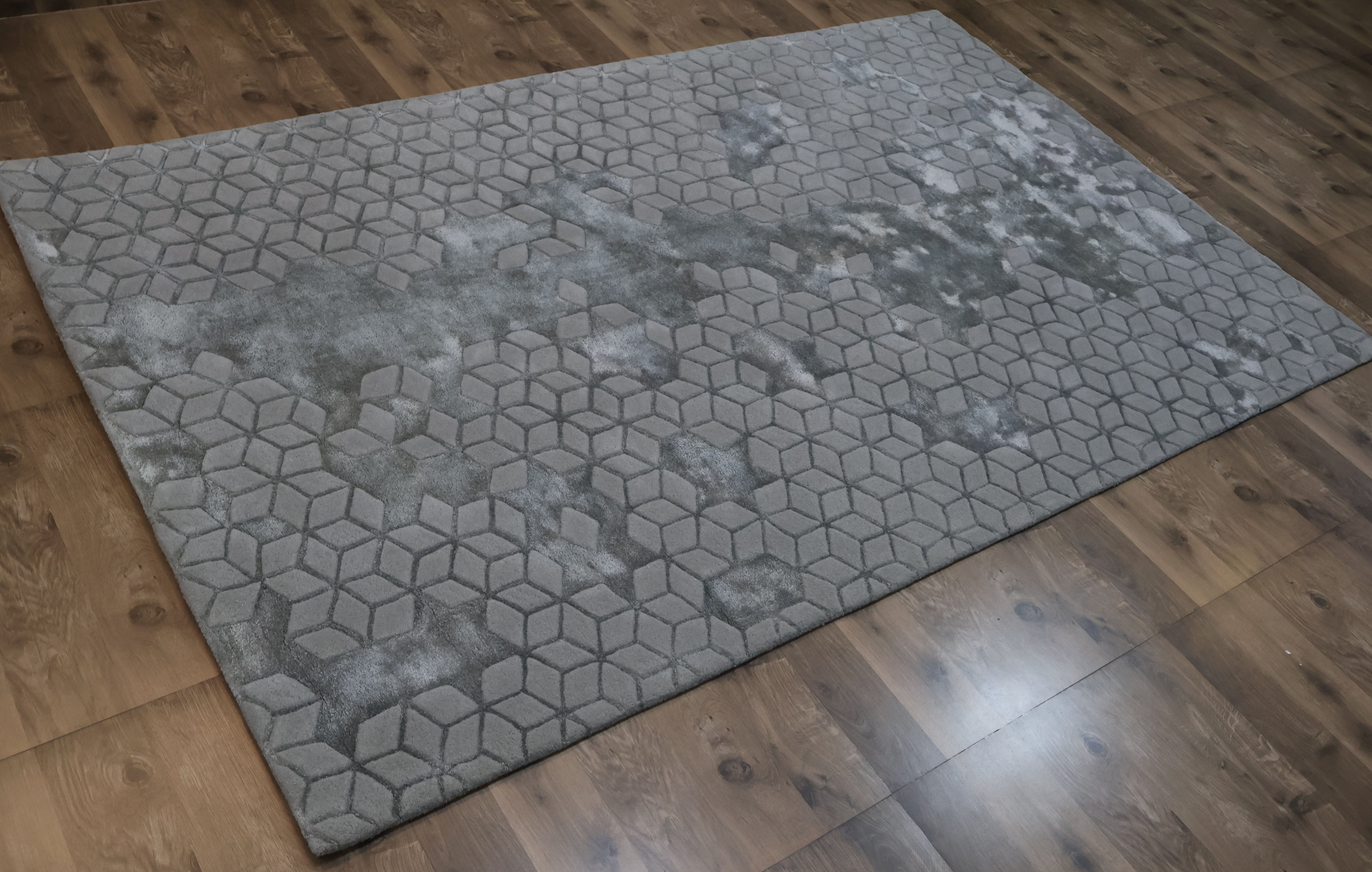 Geometric Cube Pattern Carpet – Grey