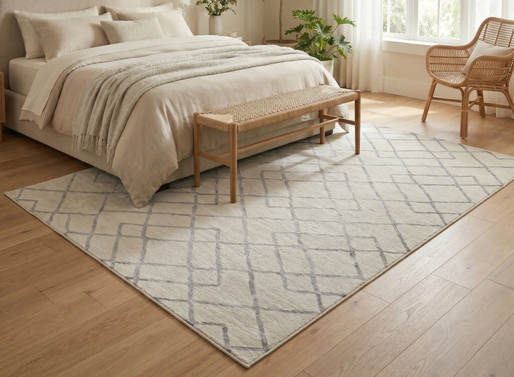 Minimalist Interlocking Diamond Pattern Carpet